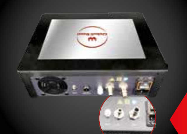 Retro del dispositivo Carb-Ossi Therapy con connessioni per le bombole di gas